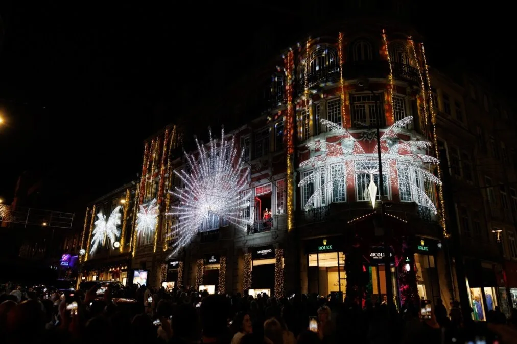 MARCOLINO ACENDE O NATAL COM 140 MIL LUZES — E TRANSFORMA O PORTO NUM ESPETÁCULO DE SONHO
