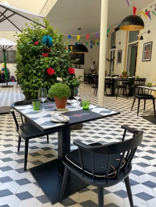 CELEBRA O SÃO JOÃO NO PÁTIO DO SCARLETT COM UM ARRAIAL TÍPICO E IRREVERENTE